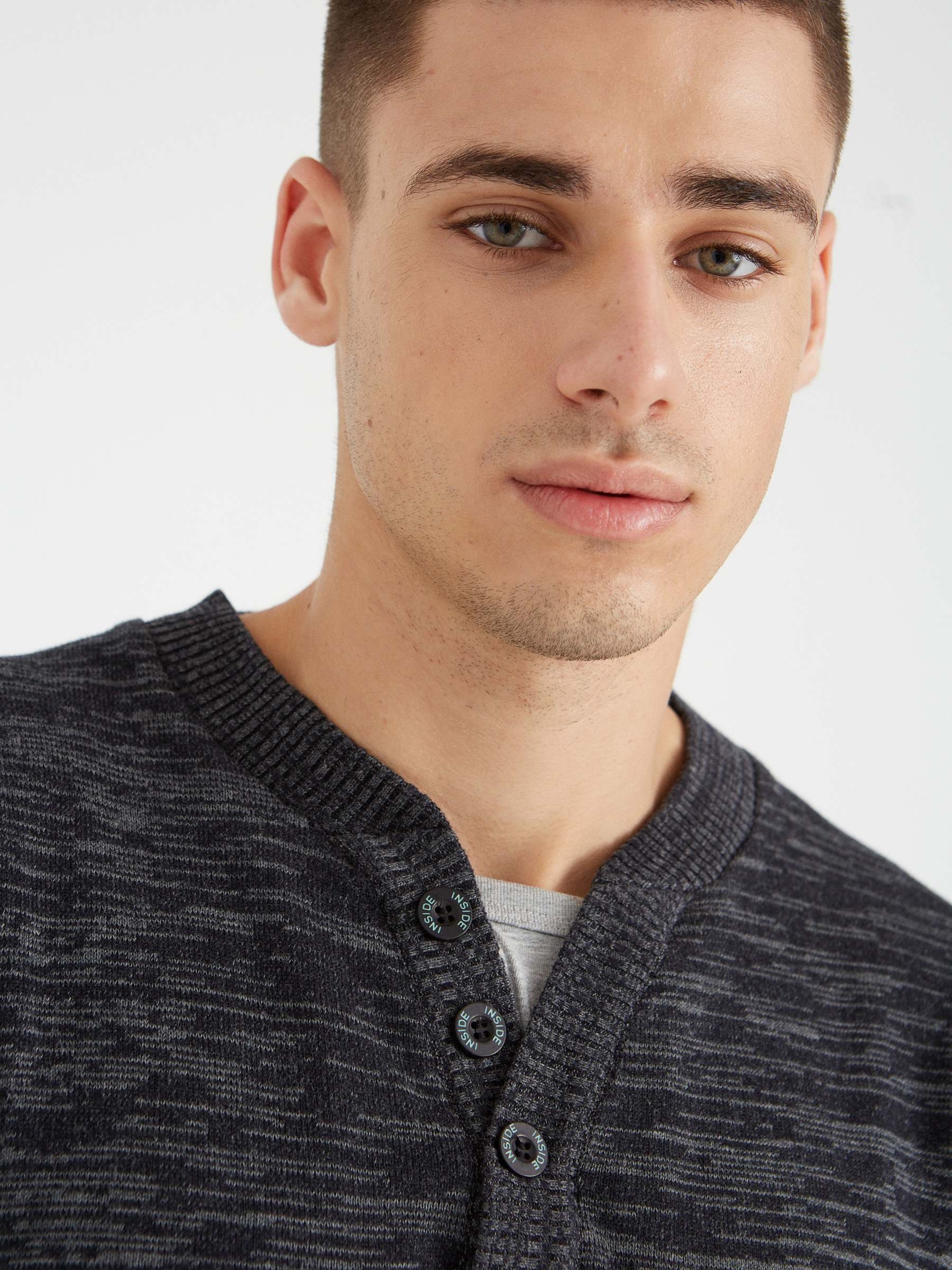 Camisola básica mosqueada cinza vista meia frontal