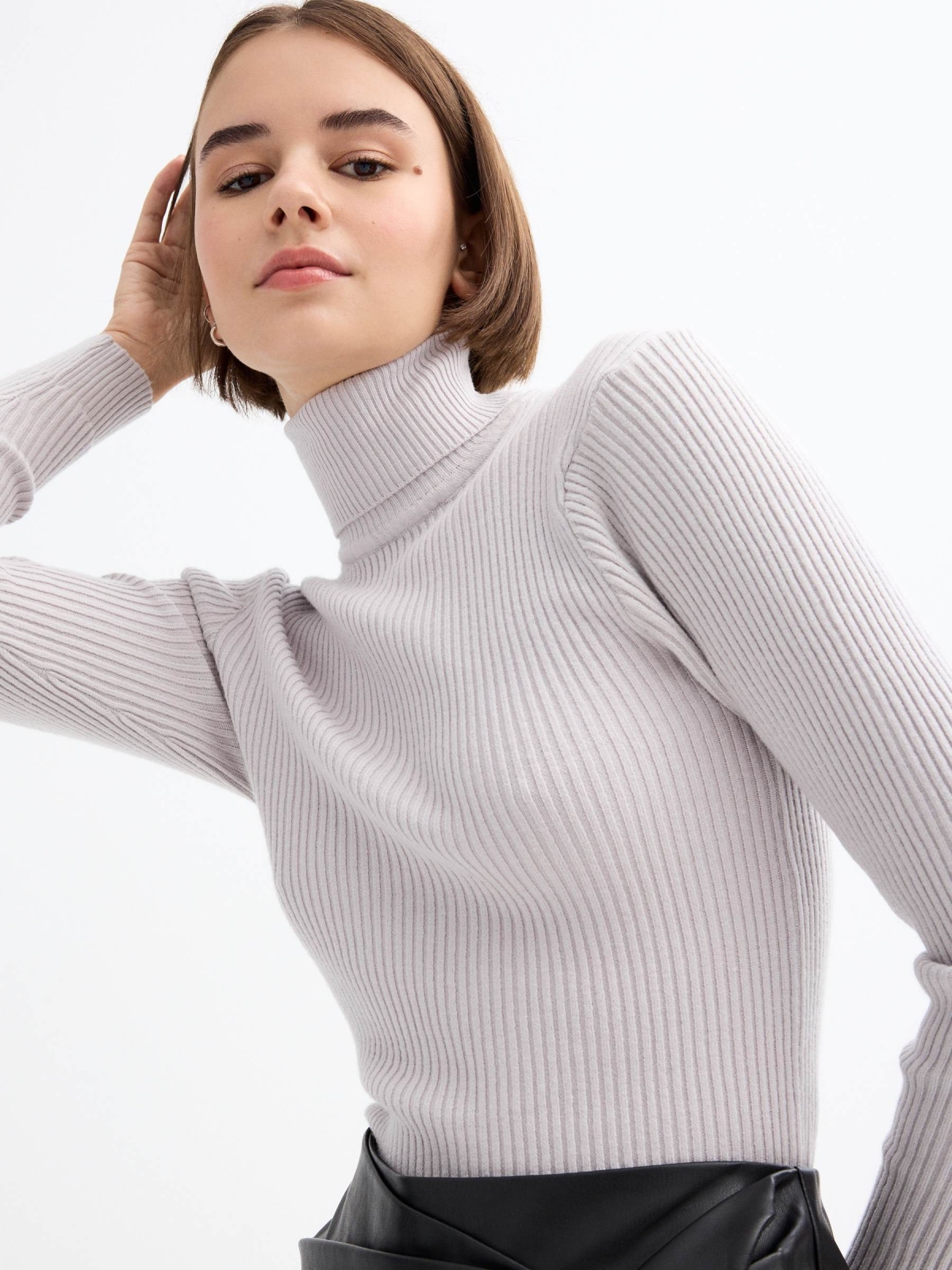  Jersey básico cuello alto gris melange