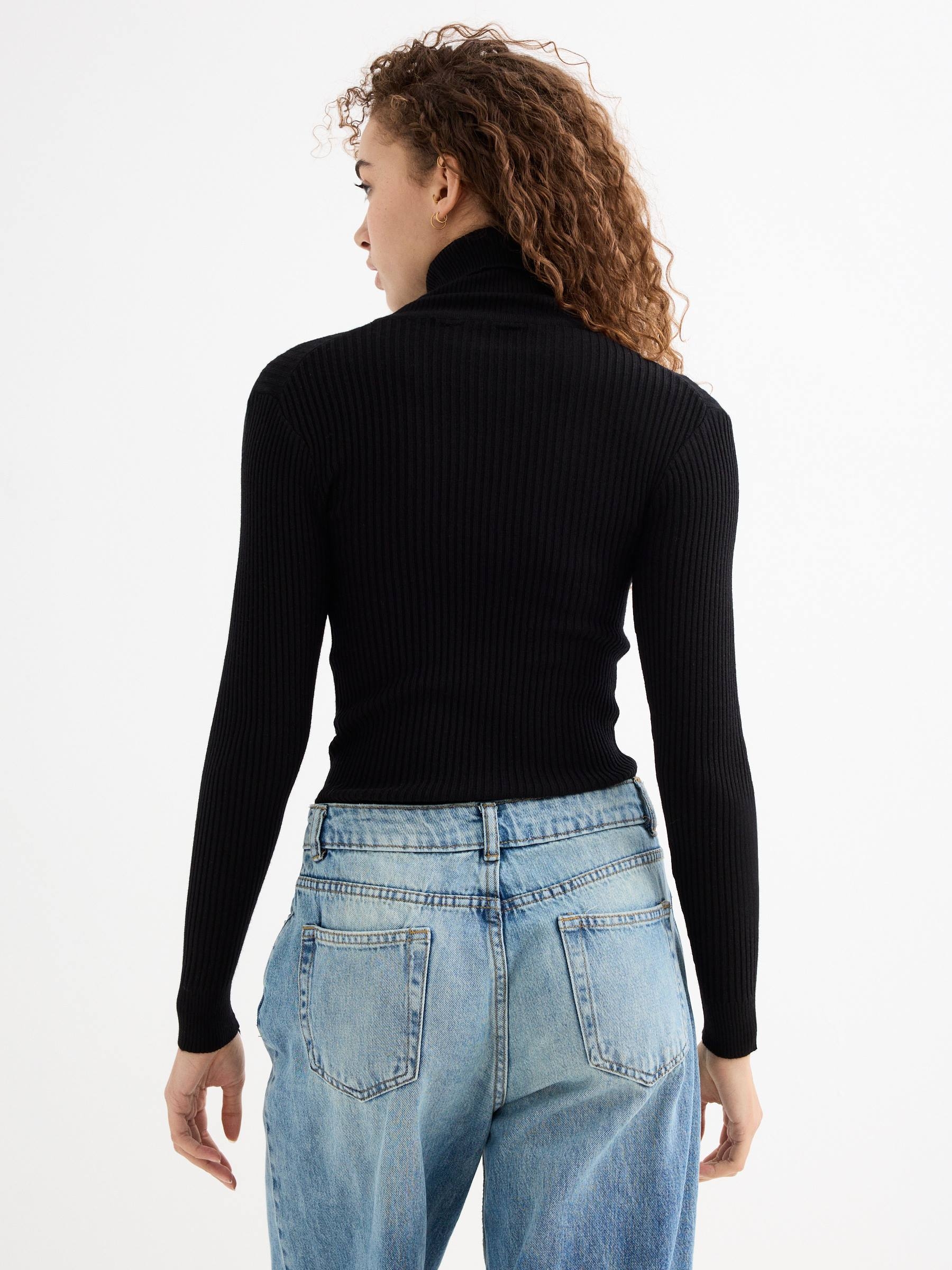 Camisola de gola alta básica preto vista meia frontal