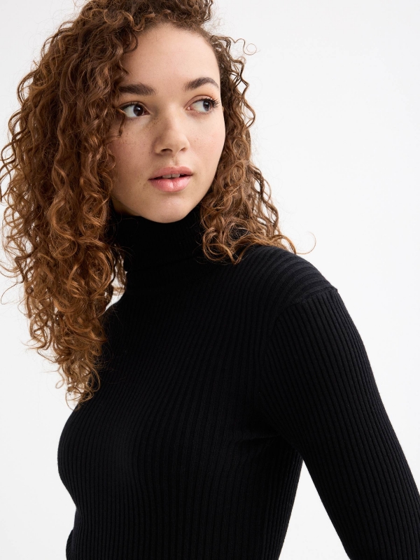 Camisola de gola alta básica preto vista detalhe