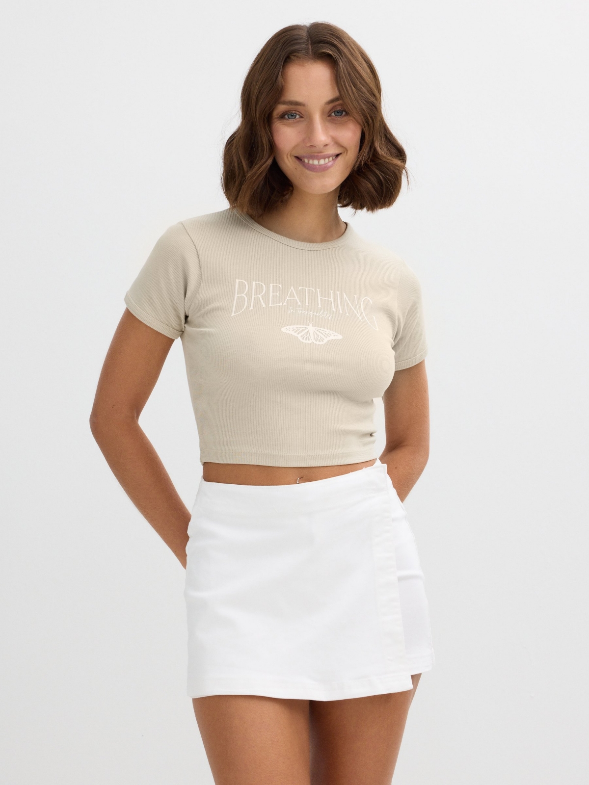 Camiseta de manga curta cropped canelada taupe vista meia frontal