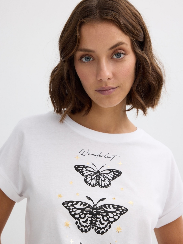 Camiseta manga corta mariposas blanco vista detalle