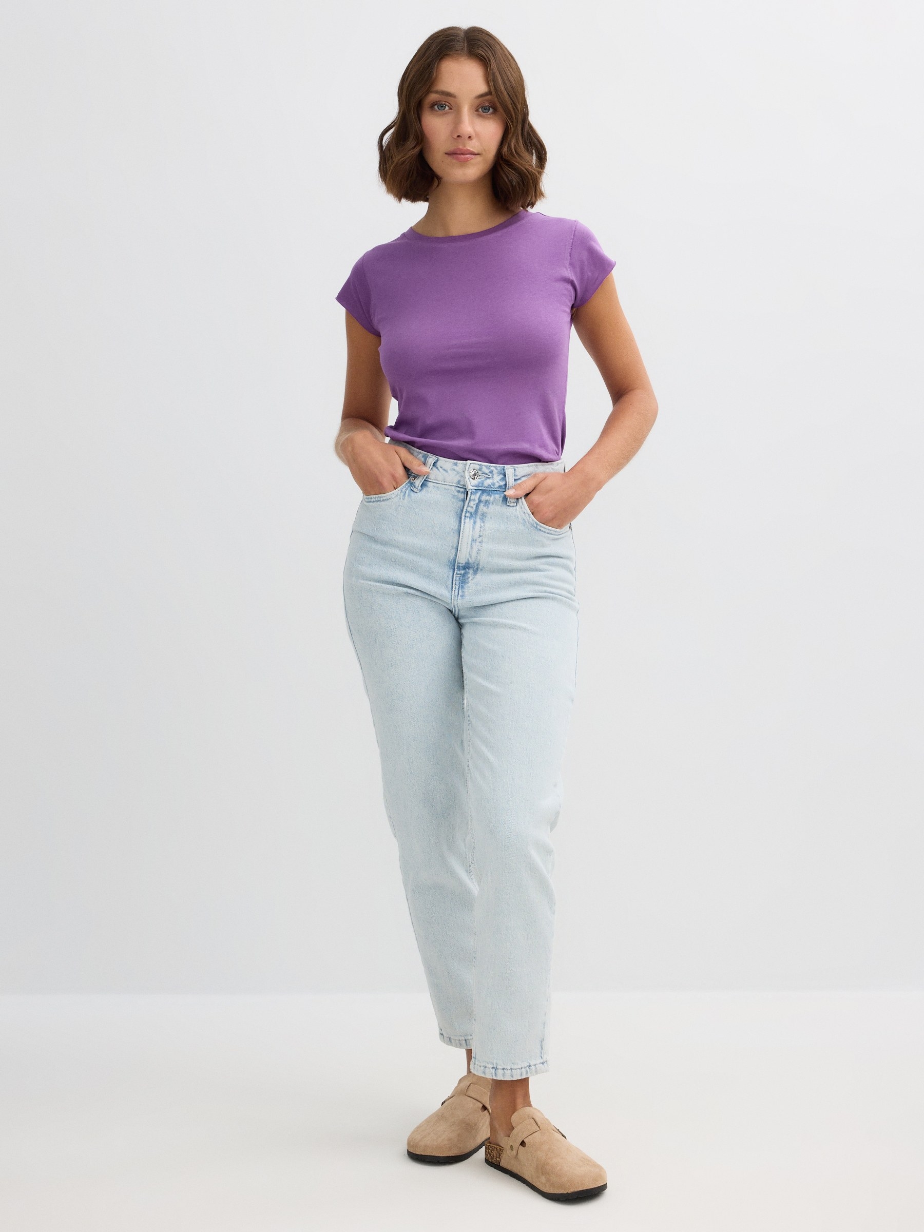 Basic round neck t-shirt lilac middle front view