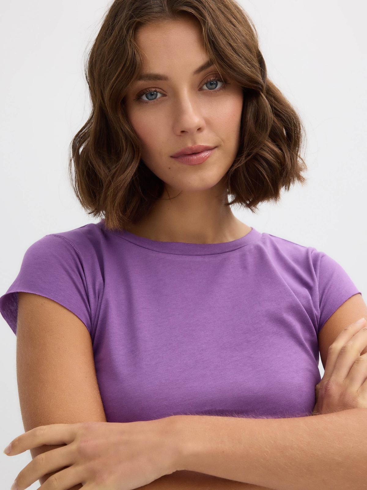 Basic round neck t-shirt lilac detail view