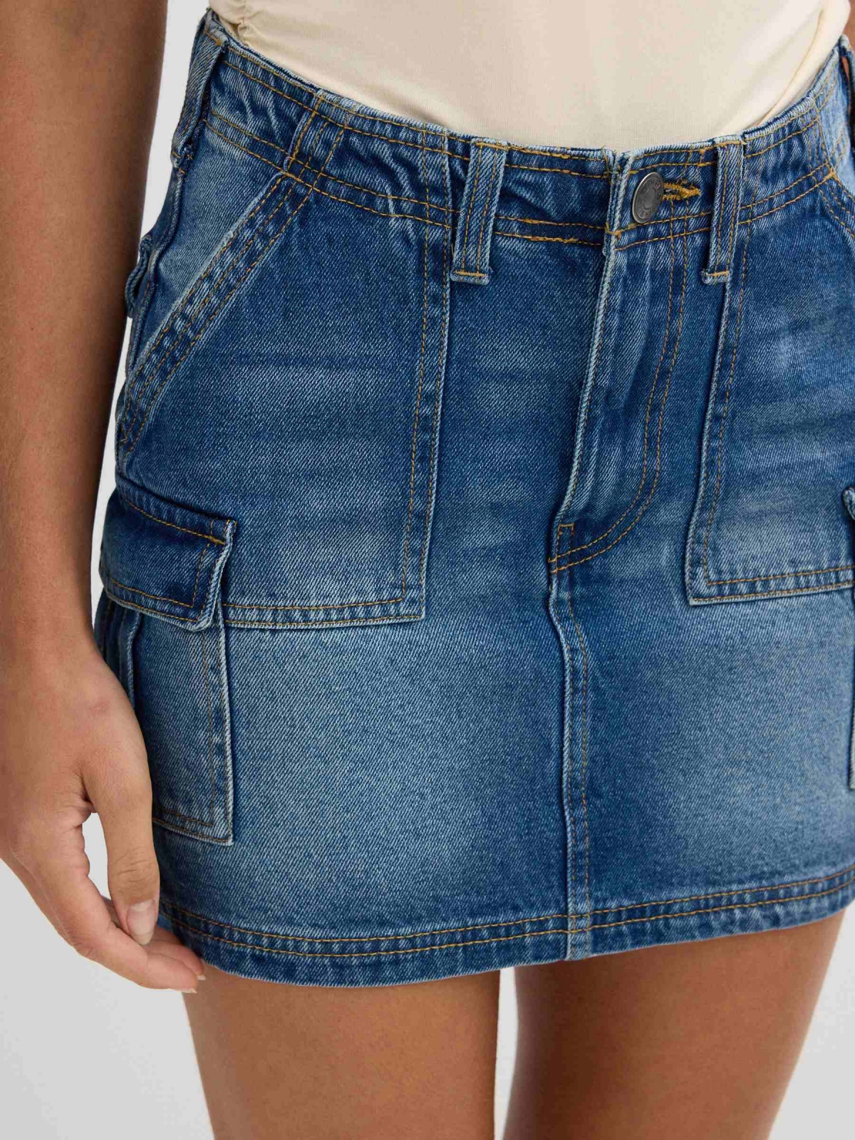 Falda mini denim multibolsillos azul vista detalle
