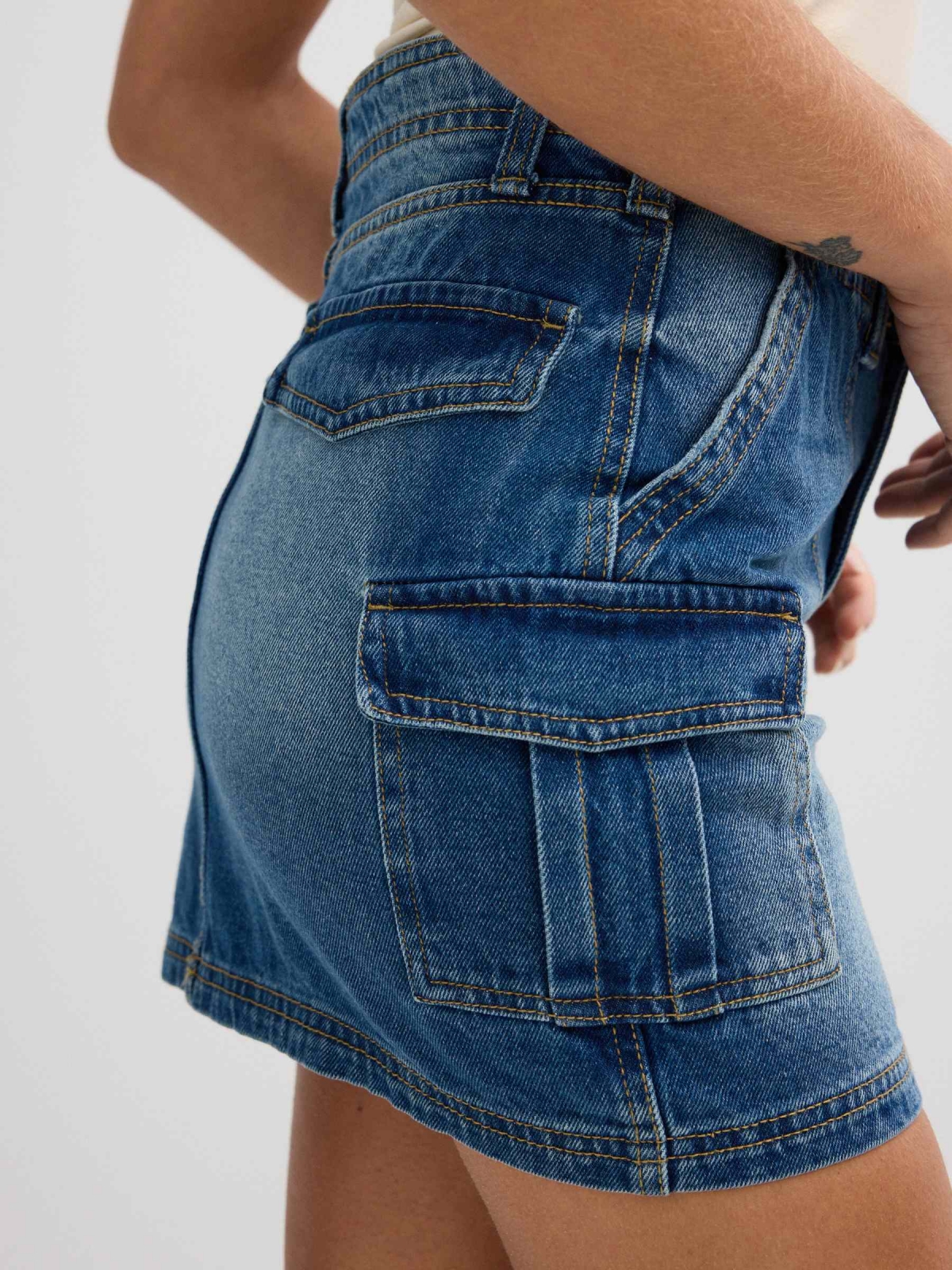 Falda mini denim multibolsillos azul vista detalle