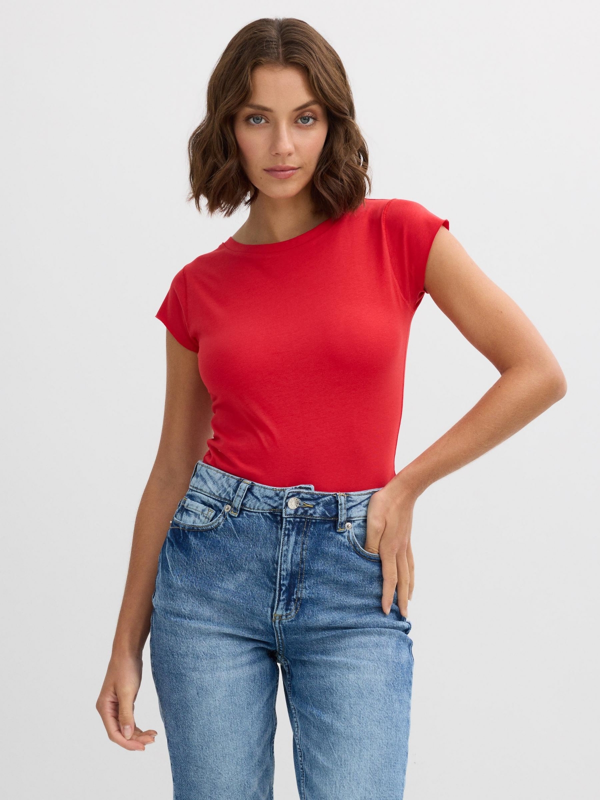 Basic round neck t-shirt red middle front view