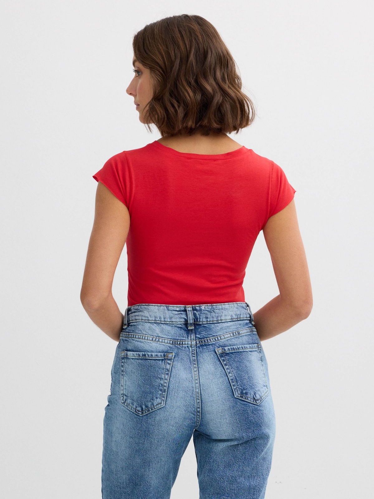 Basic round neck t-shirt red middle back view