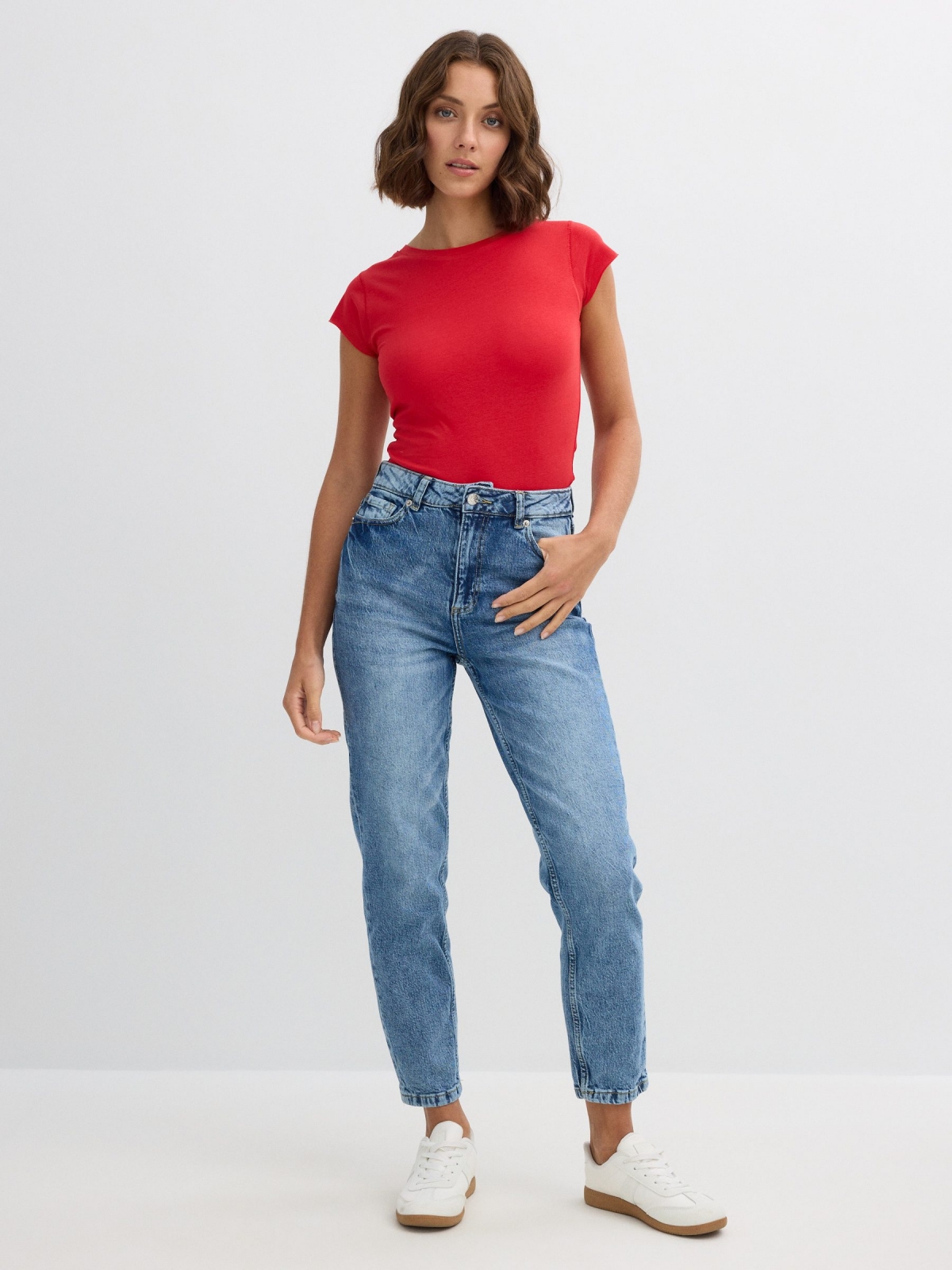 Camiseta básica cuello redondo rojo vista general frontal Camiseta básica cuello redondo rojo vista general frontal