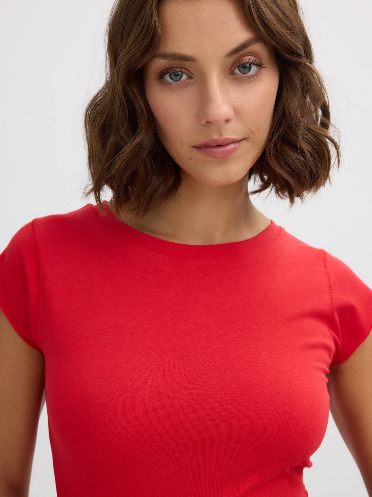 Camiseta básica cuello redondo rojo vista detalle Camiseta básica cuello redondo rojo vista detalle