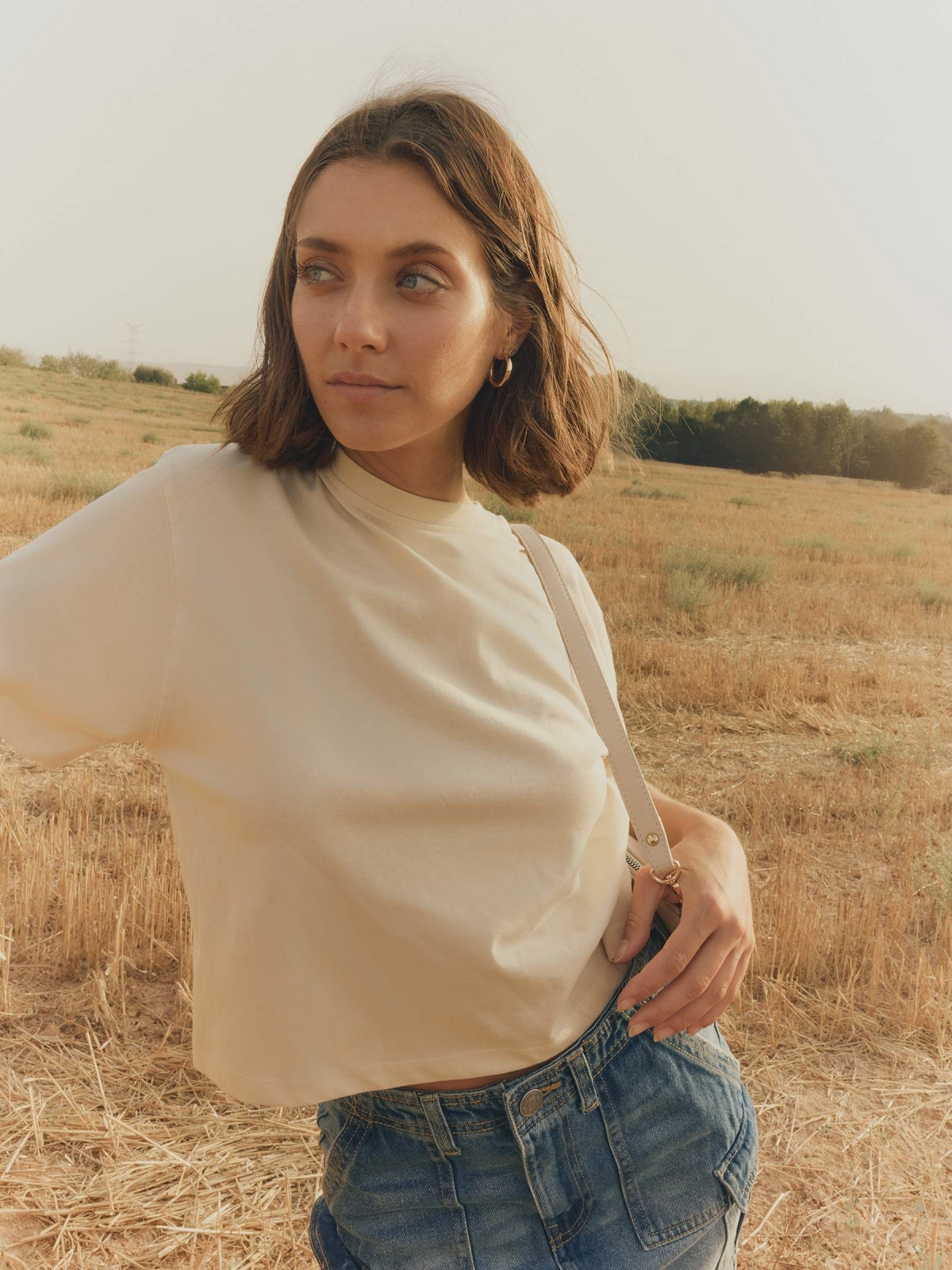  Camiseta cropped de manga curta areia