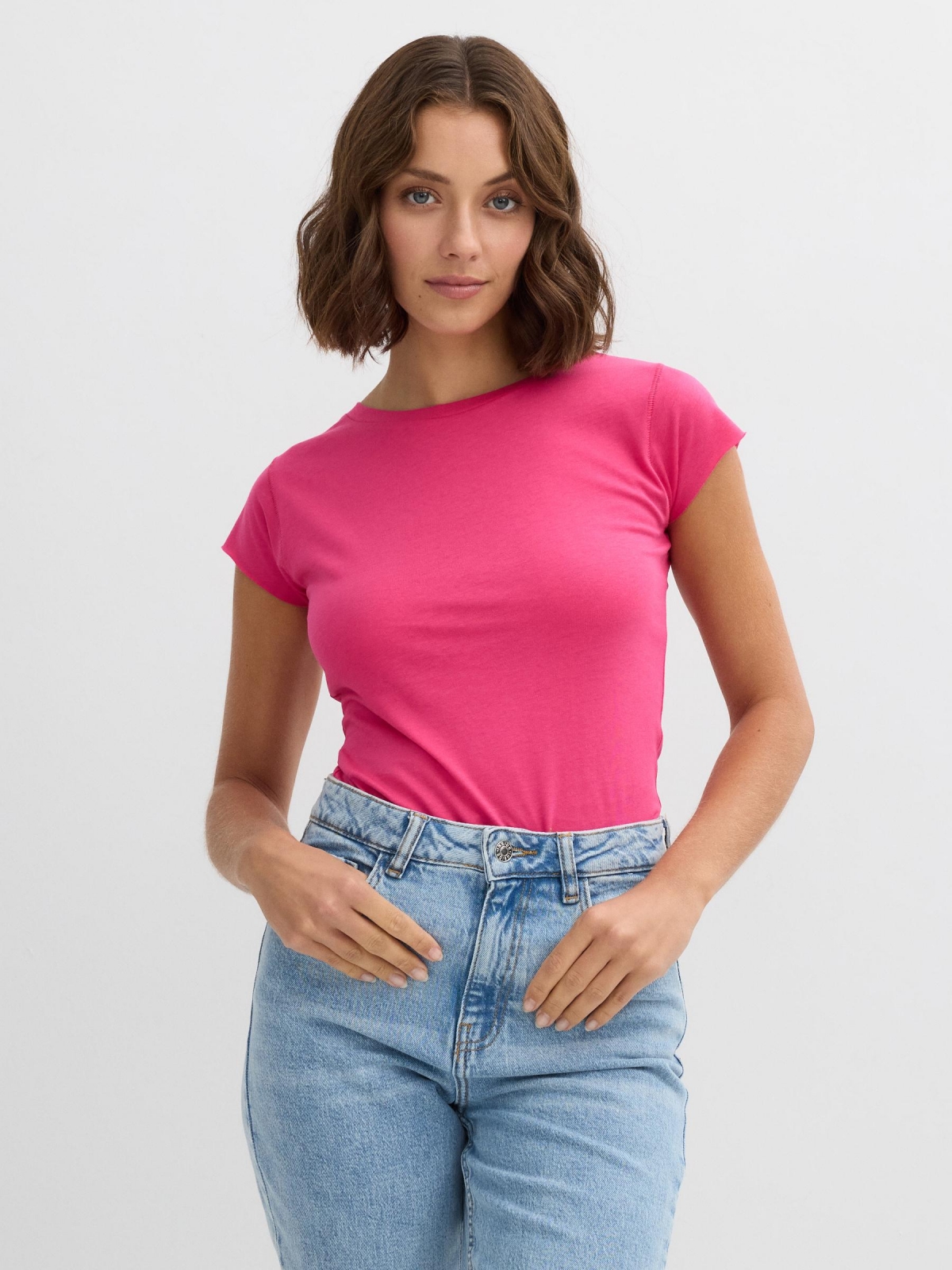 T-shirt básica de gola redonda fúcsia vista meia frontal