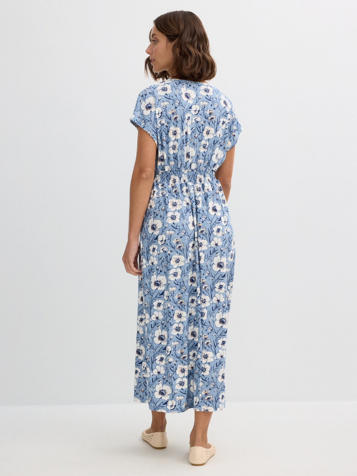 Vestido midi floral azul gris azulado vista media trasera