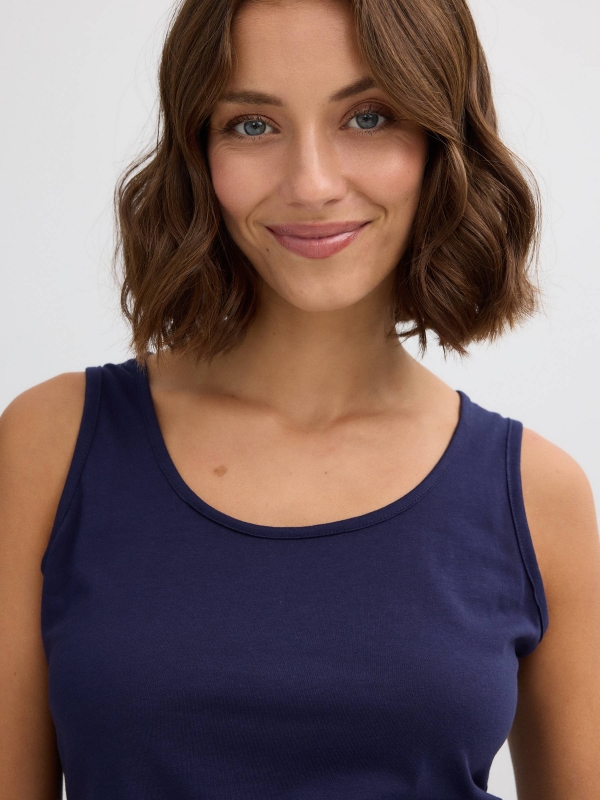 T-shirt regata básica azul marinho vista detalhe