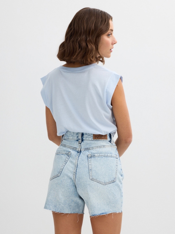 Camiseta sem mangas oversized azul claro vista meia traseira