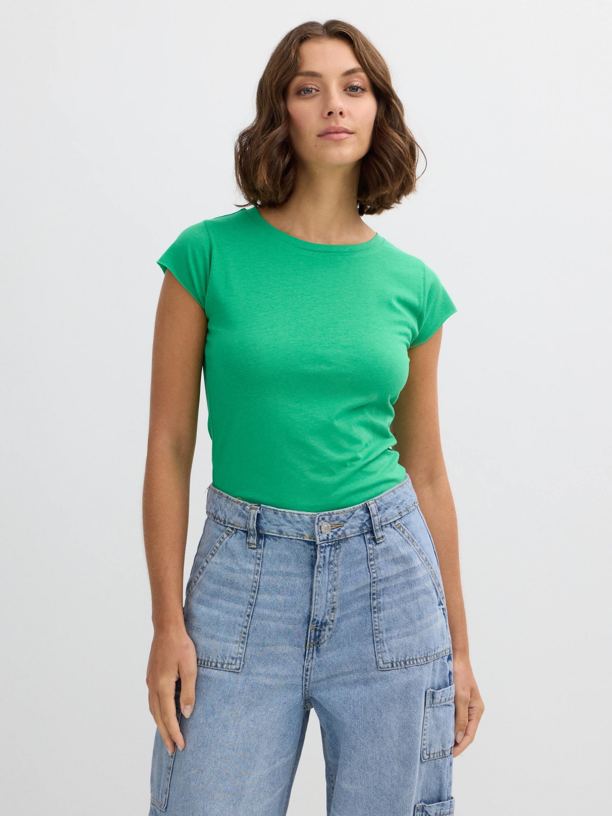 Basic round neck t-shirt green middle front view
