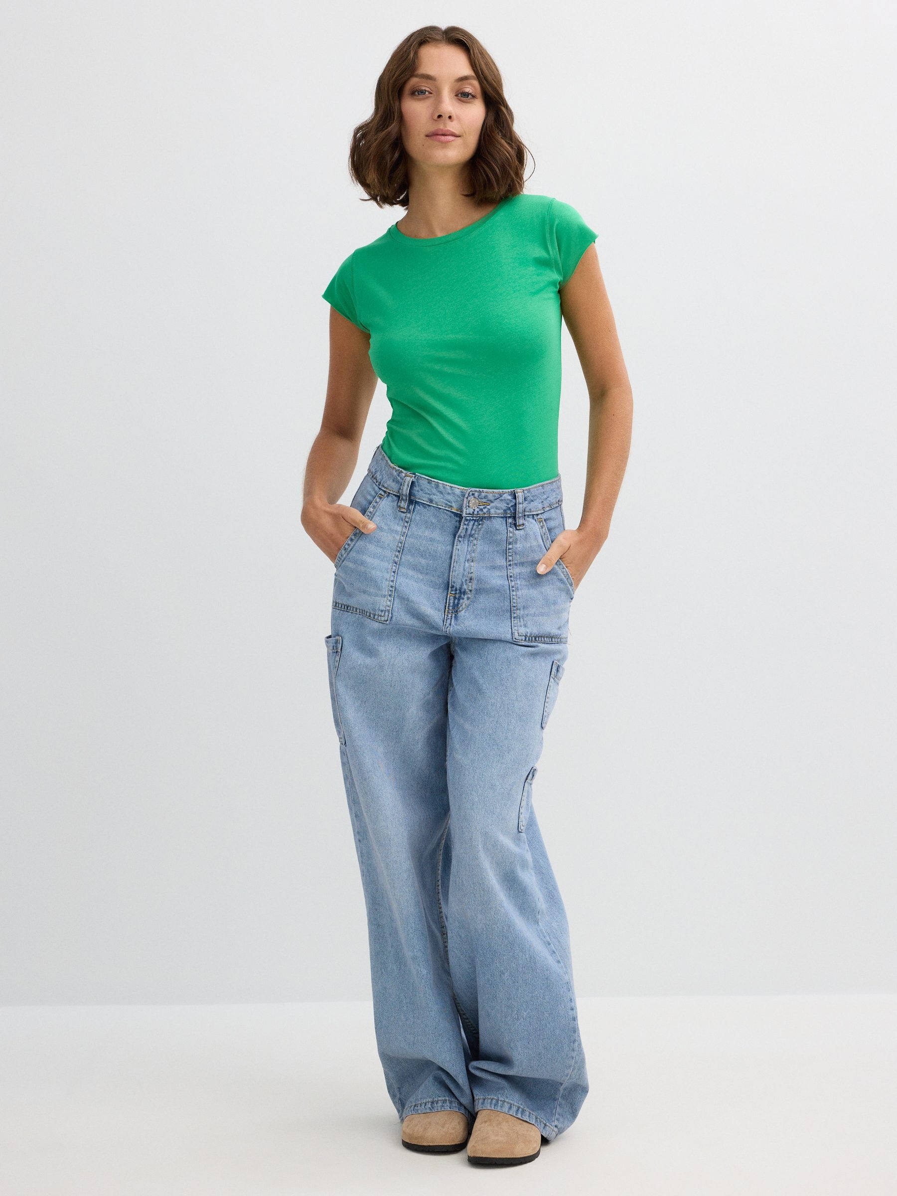 Basic round neck t-shirt green middle front view