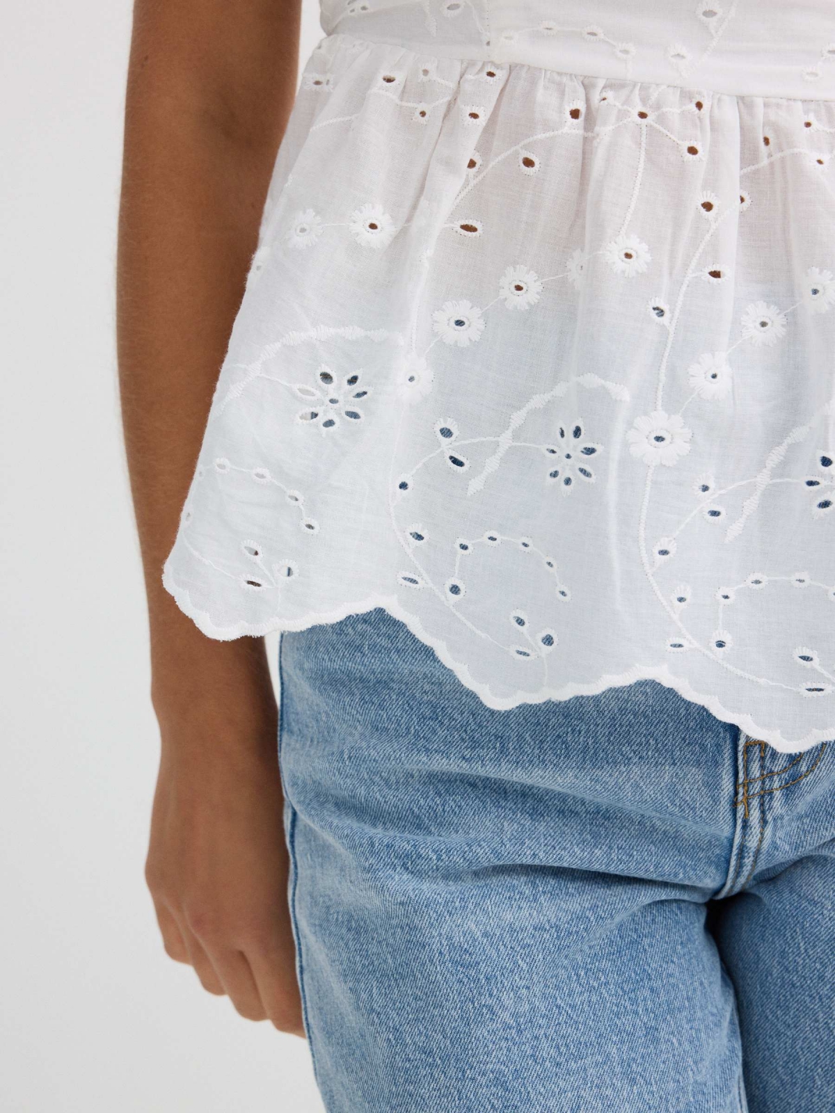 Top bordado suizo blanco vista detalle
