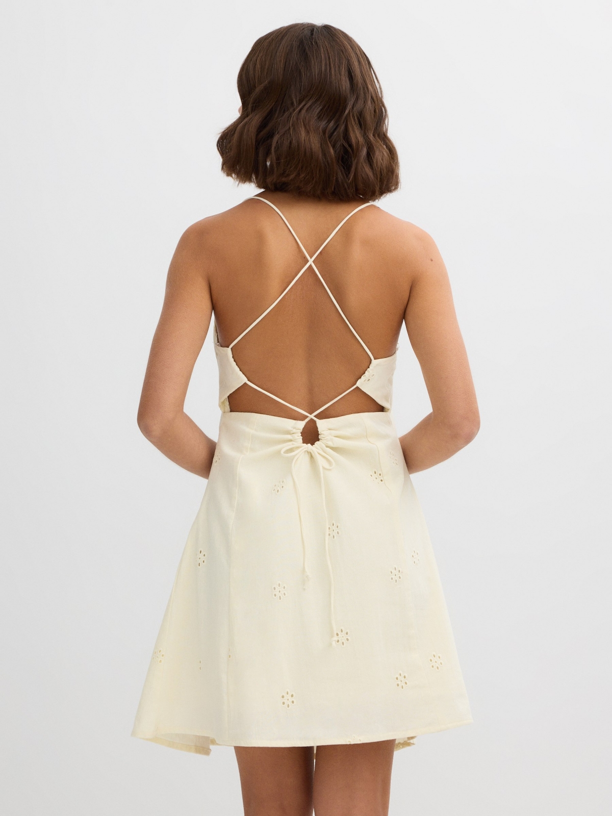 Vestido mini bordado suíço off white vista meia traseira