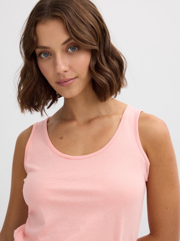Camiseta de tirantes básica rosa claro vista detalle