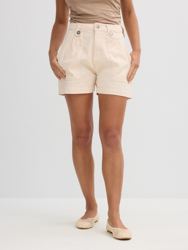 Short beige pinzas beige vista media trasera
