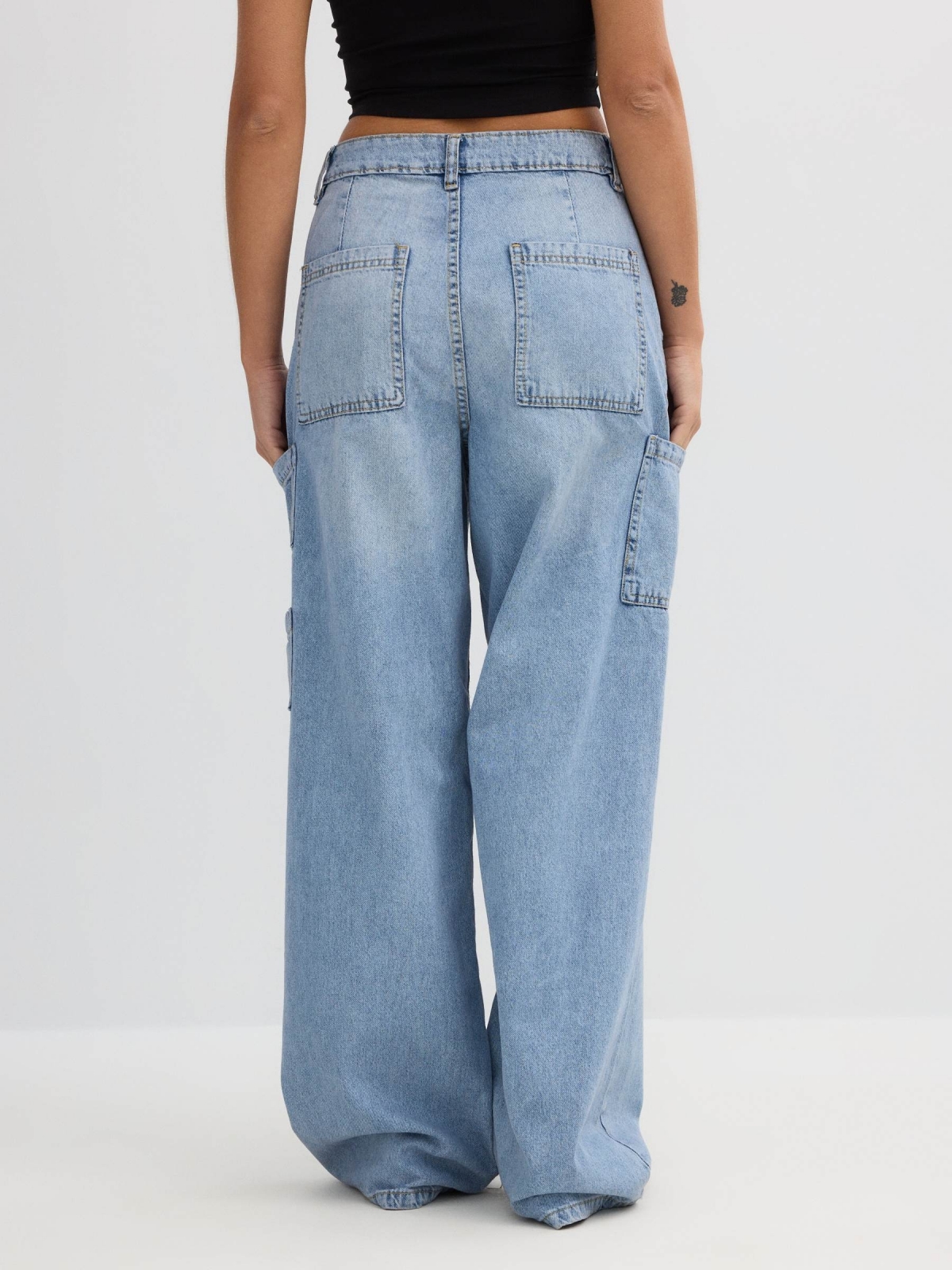 Jeans wide leg multibolsos azul vista meia traseira