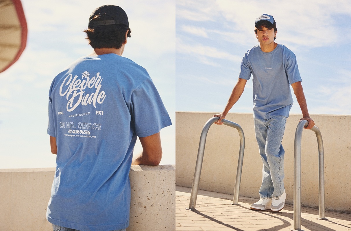 Camiseta estampa texto azul vista meia frontal