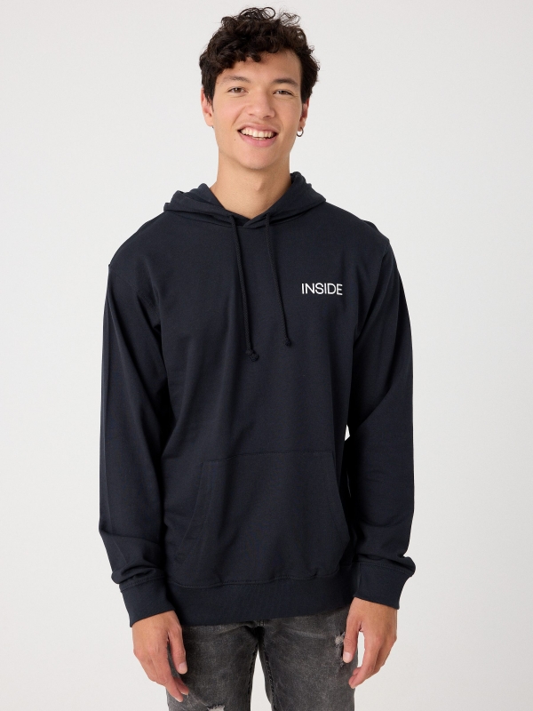 Sudadera canguro con logo azul vista media frontal