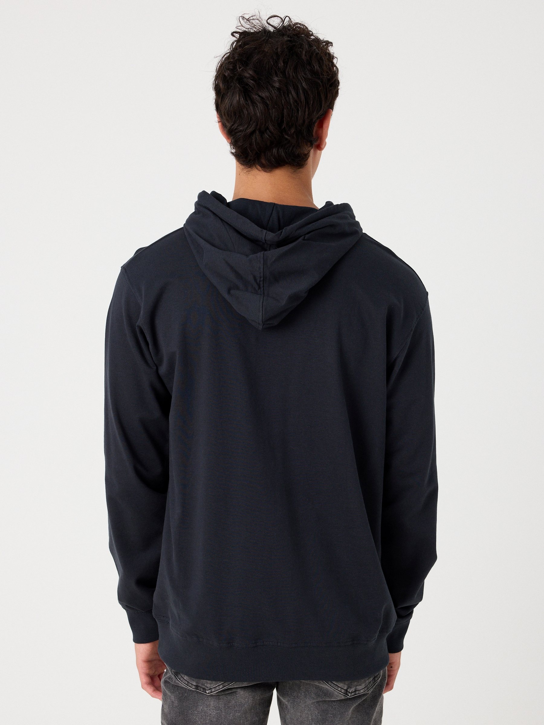 Sudadera canguro con logo azul vista media frontal