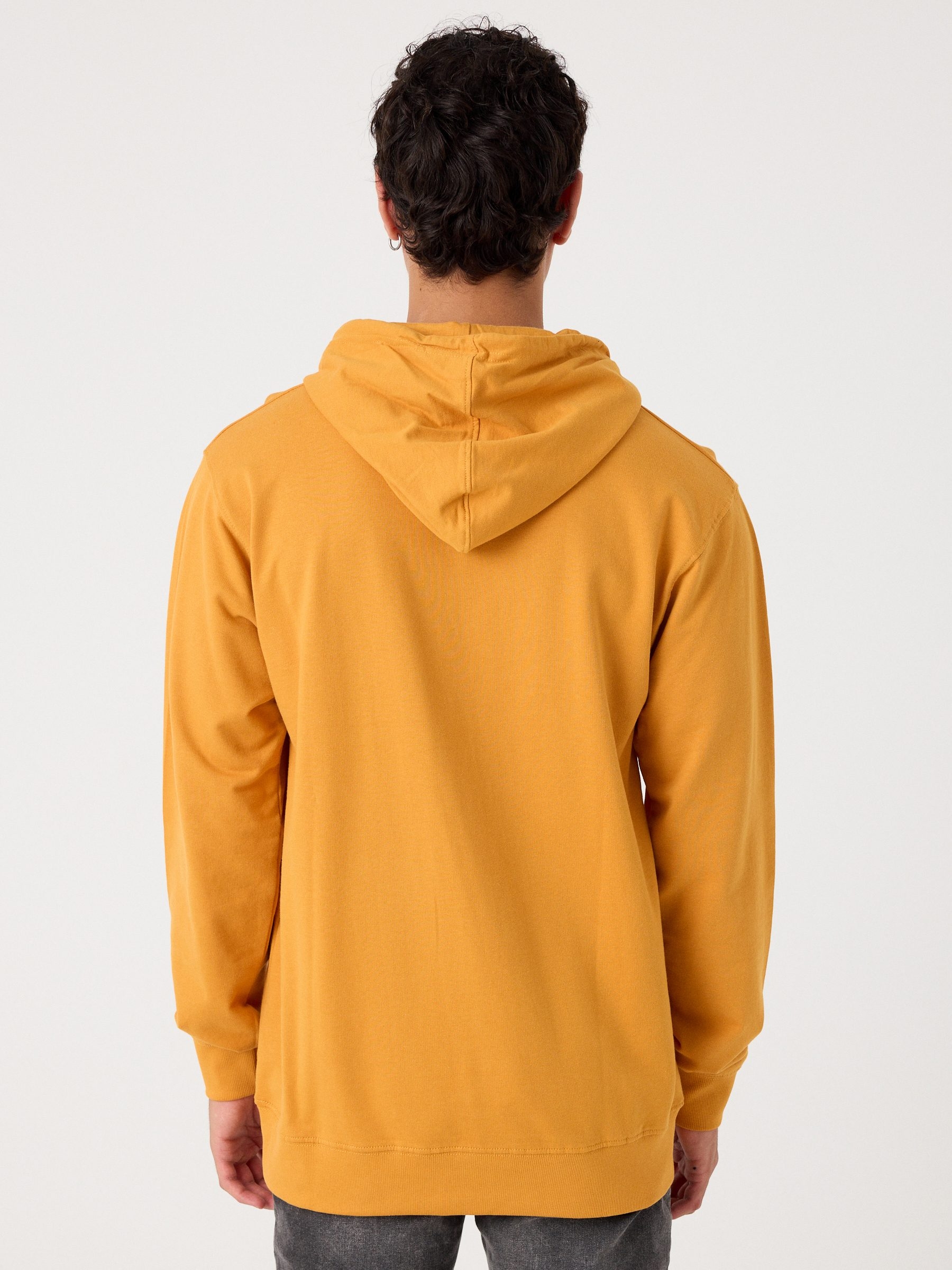 Sudadera con capucha y logo ocre vista media frontal
