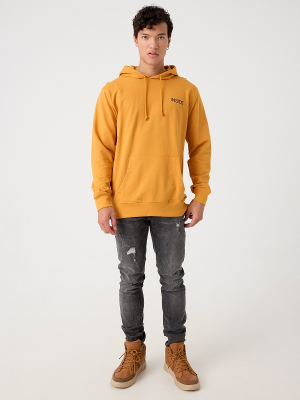 Sudadera con capucha y logo ocre vista general frontal
