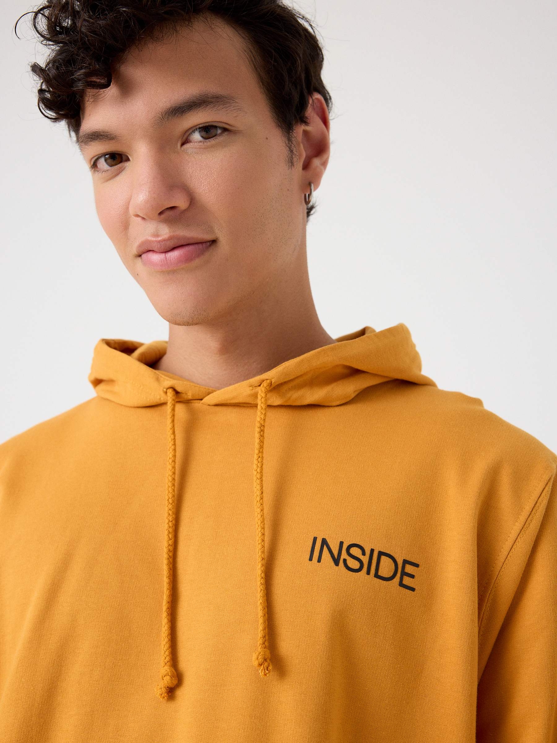 Sudadera con capucha y logo ocre vista media frontal