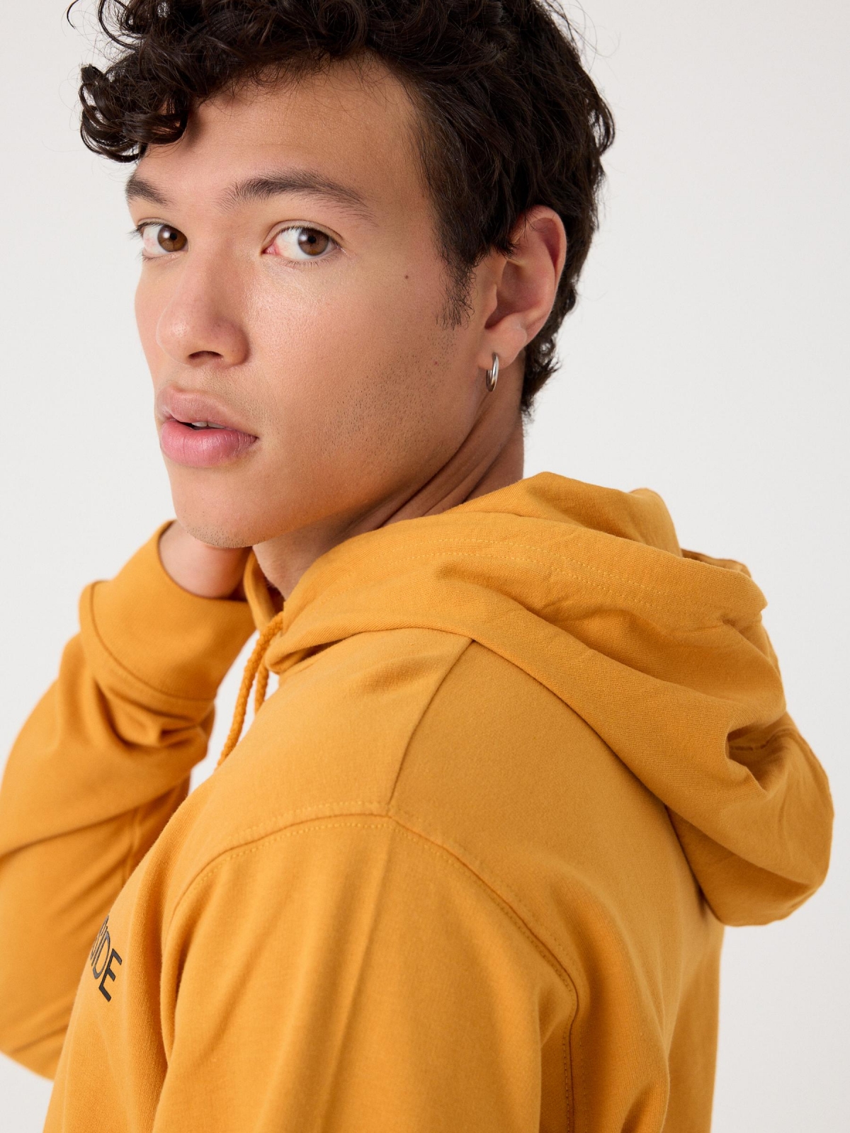 Sudadera con capucha y logo ocre vista detalle