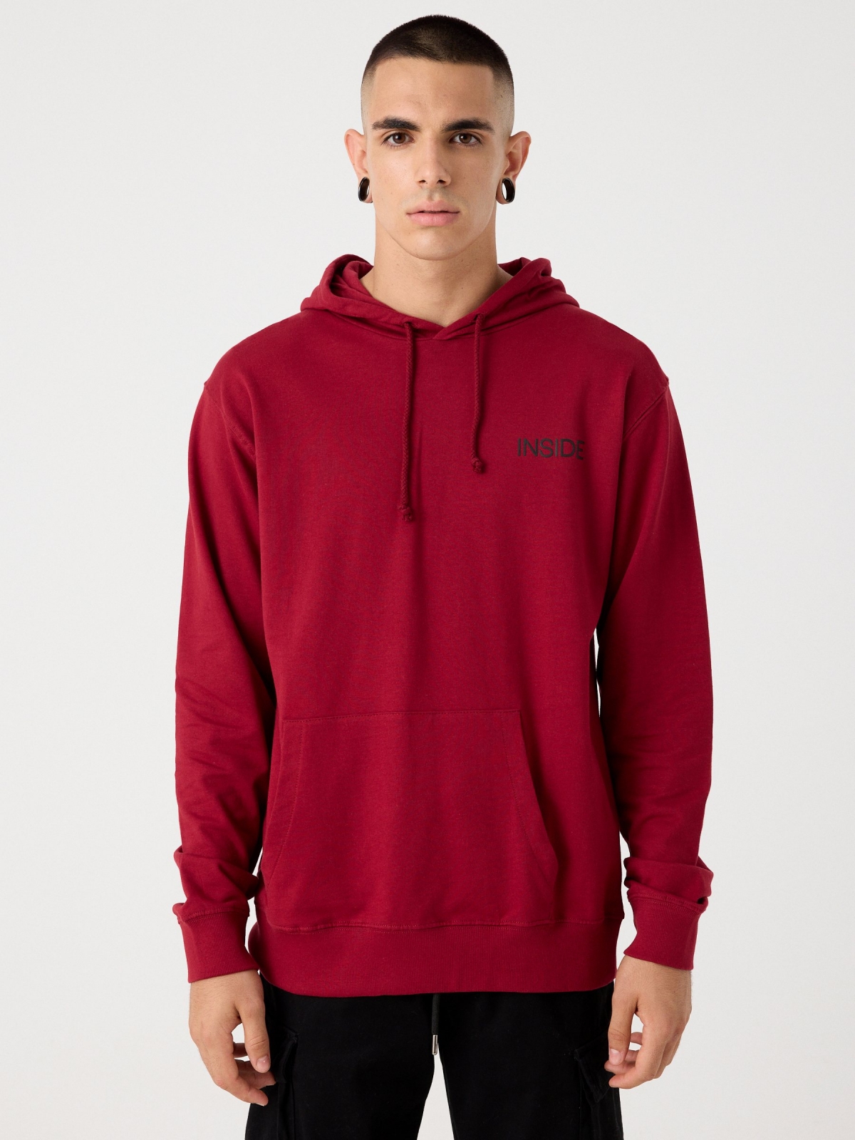 Sudadera con capucha y logo rojo vista media frontal