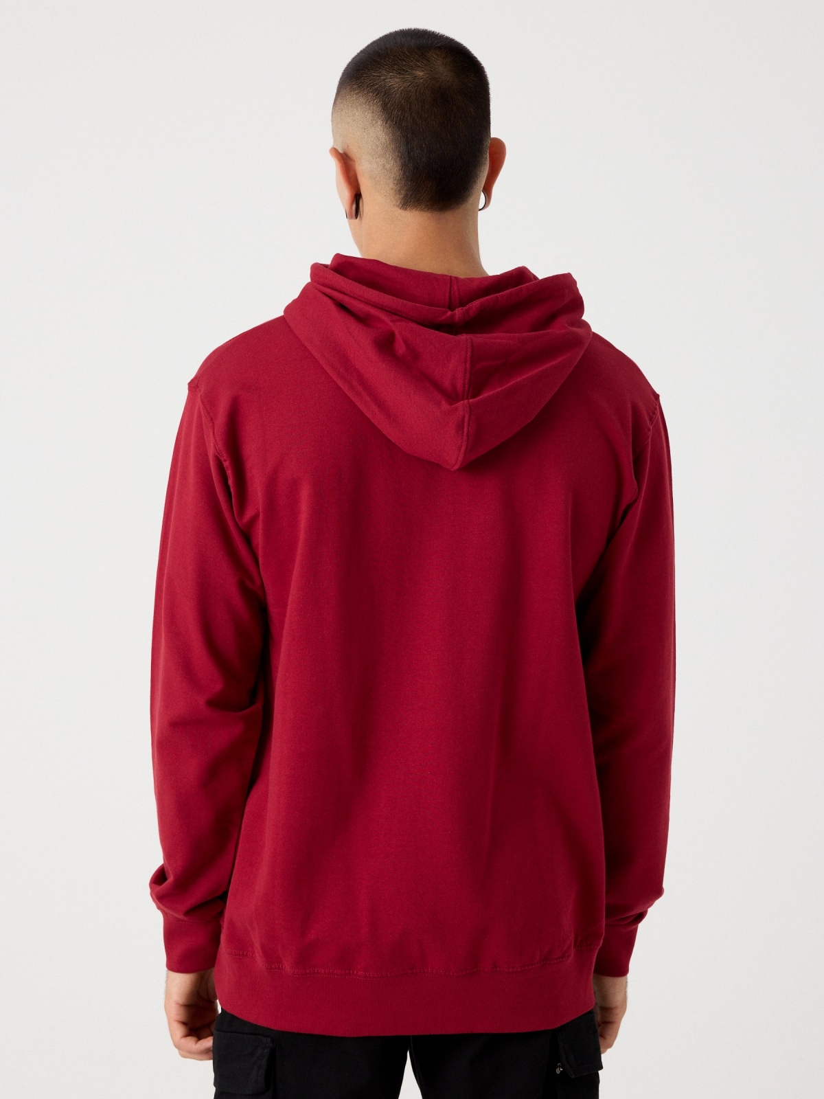 Sudadera con capucha y logo rojo vista media trasera