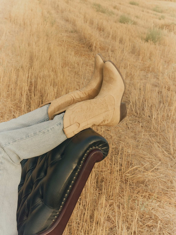  Botines cowboy media caña beige