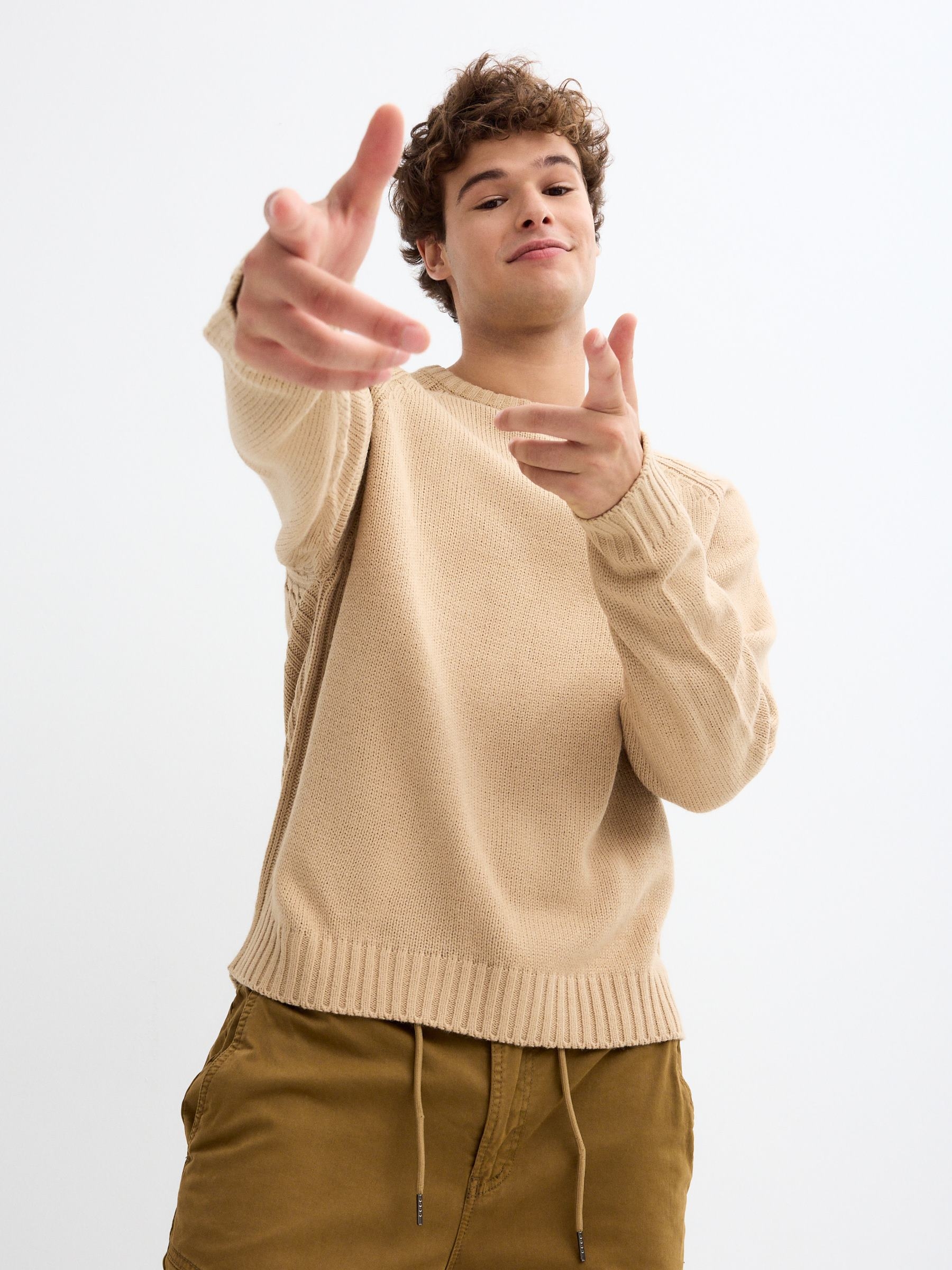 Camisola de malha básica areia vista meia frontal