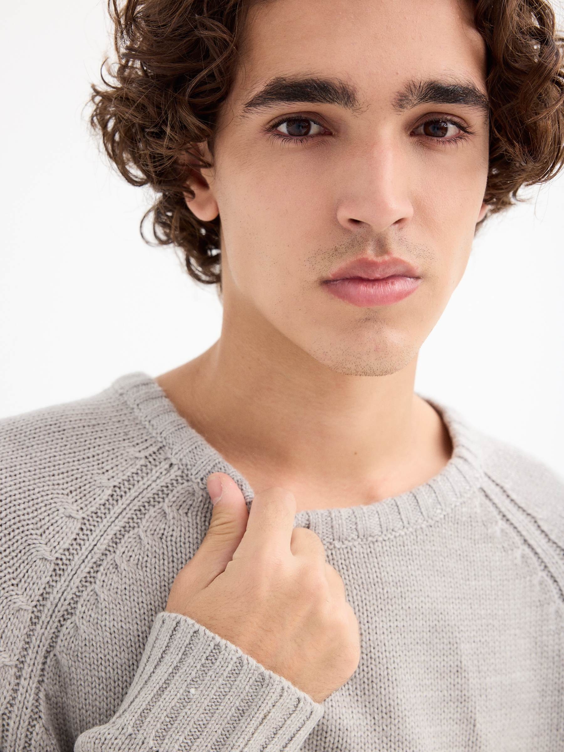 Camisola de malha básica cinza claro vista meia frontal