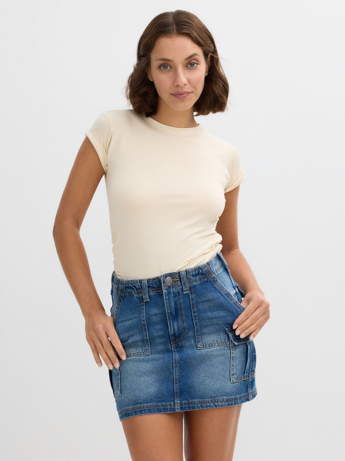 Camiseta de manga curta com franzidos laterais areia vista meia frontal