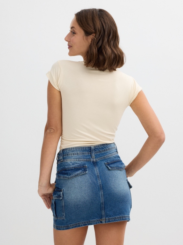 Camiseta de manga curta com franzidos laterais areia vista meia traseira