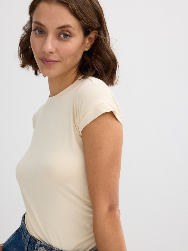 Short sleeve t-shirt with side gathers sand detail view