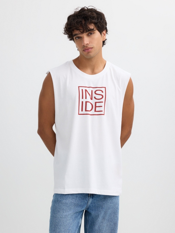 Camiseta sem mangas logo branco vista meia frontal
