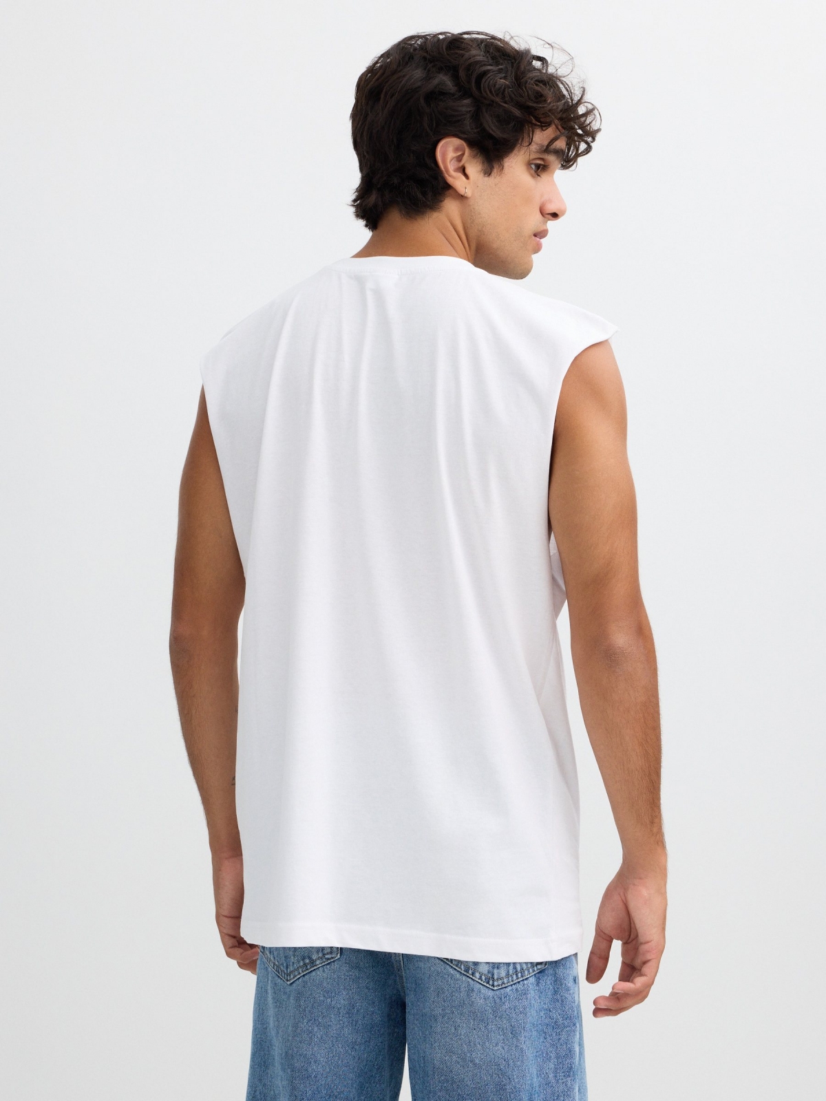 Camiseta sem mangas logo branco vista meia traseira