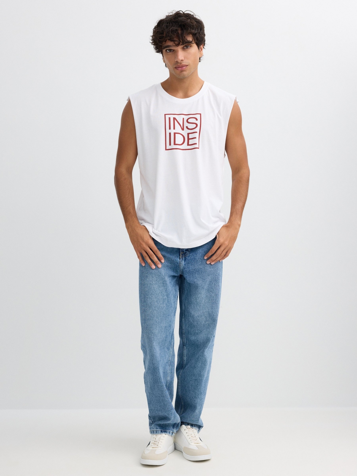 Camiseta sem mangas logo branco vista geral frontal