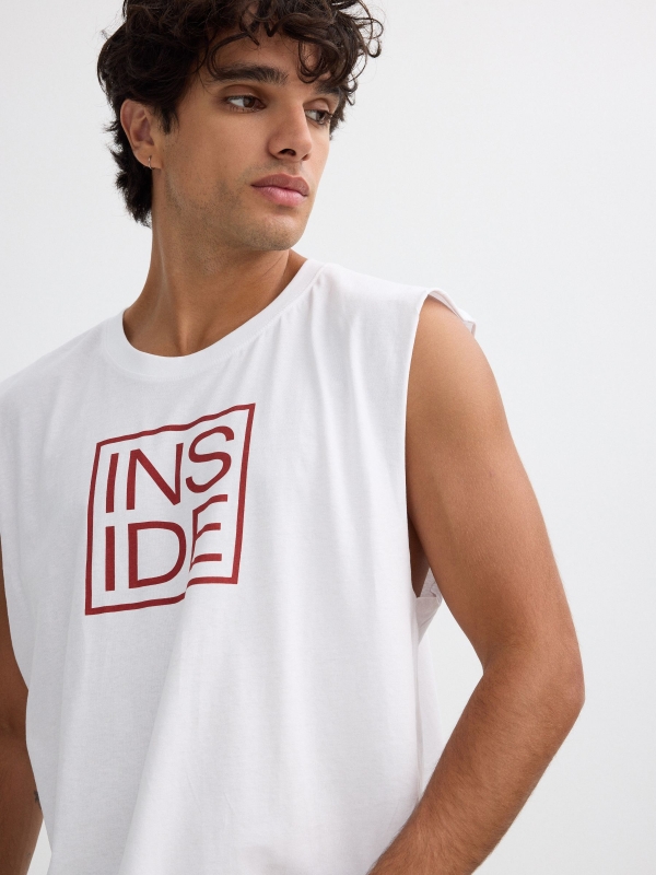 Camiseta sem mangas logo branco vista detalhe