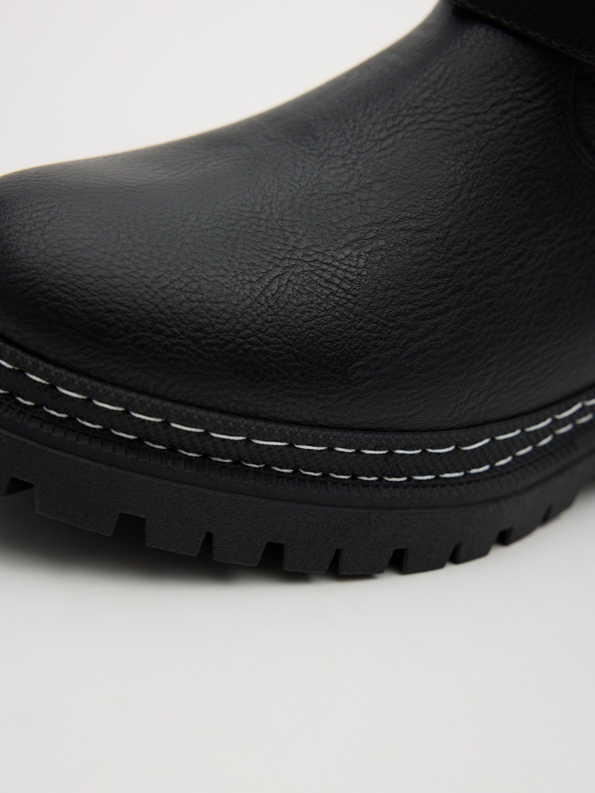 Botim fivelas preto vista detalhe