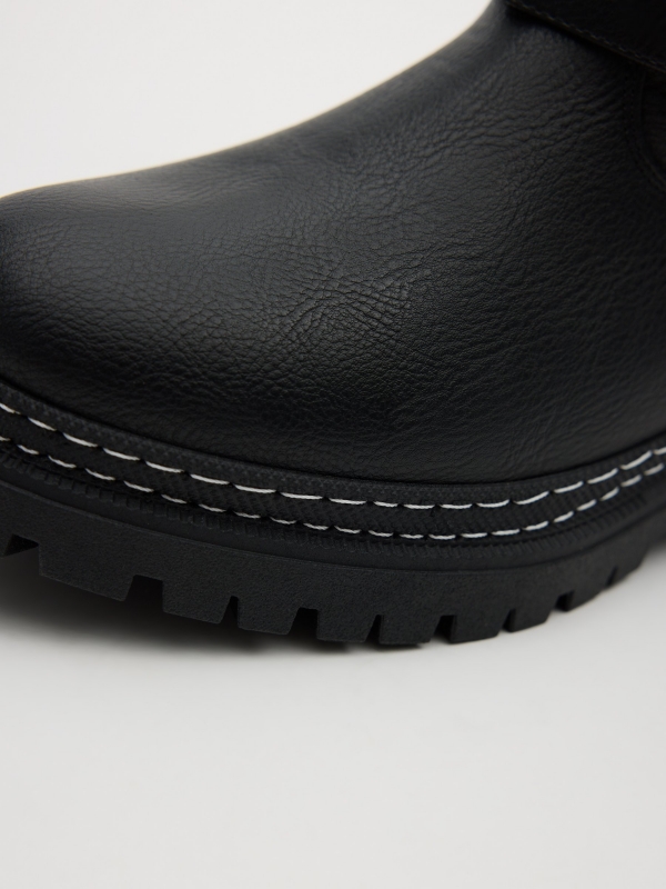 Botim fivelas preto vista detalhe