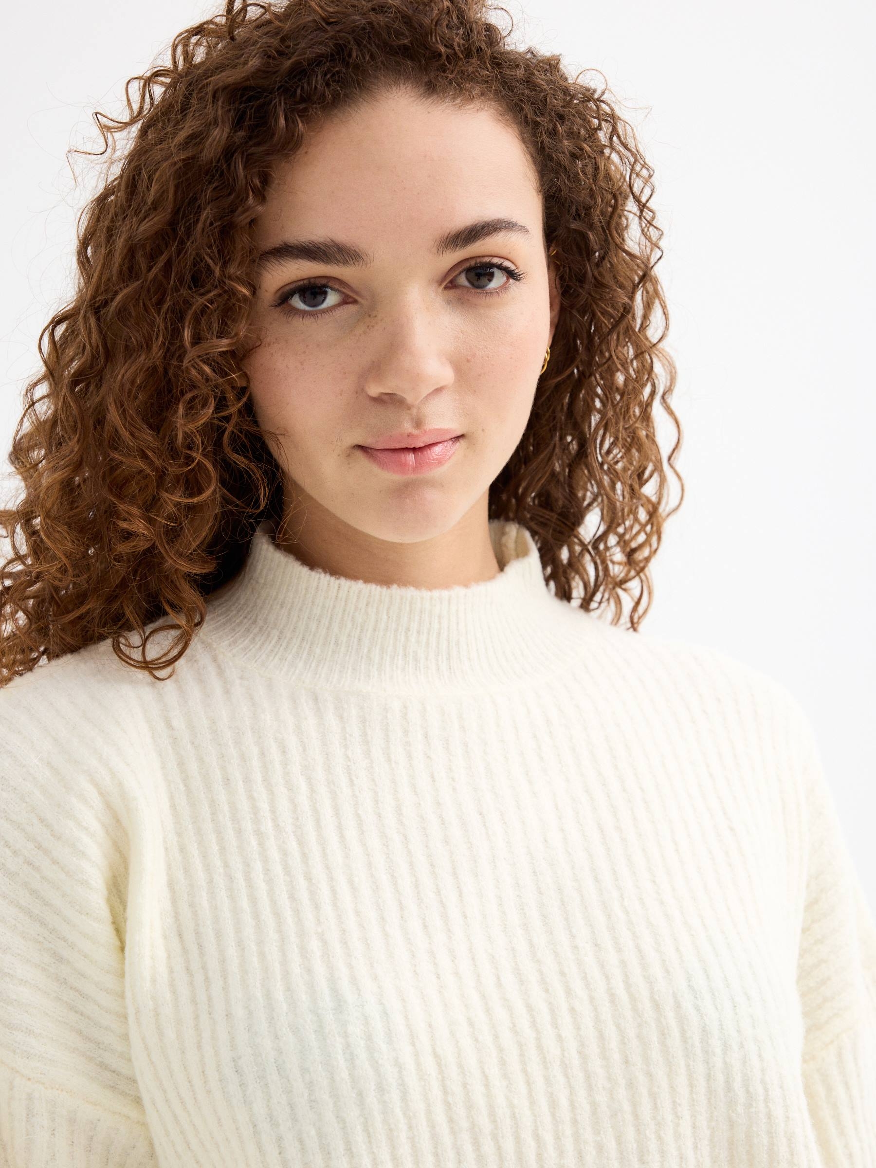 Camisola de gola Perkins bege vista meia frontal