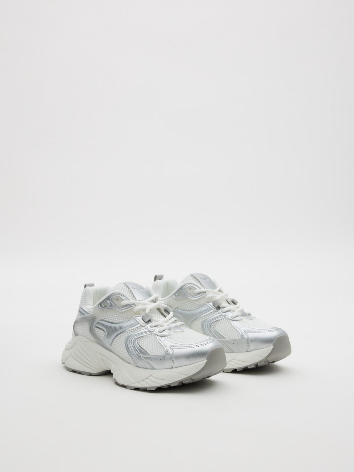 Zapatillas running metalizado blanco vista frontal 45º