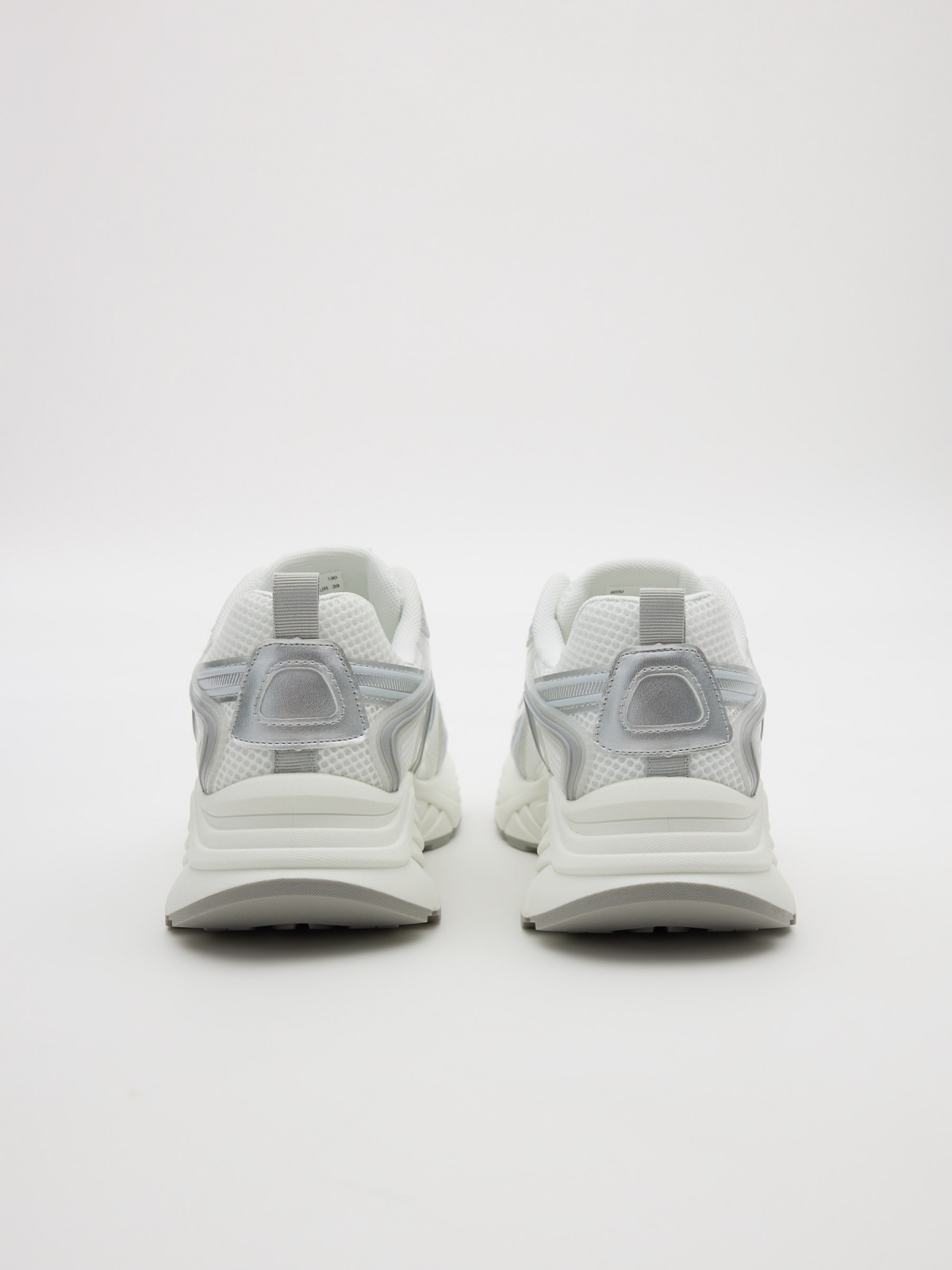 Zapatillas running metalizado blanco vista detalle